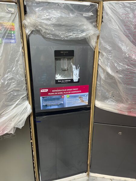 Réfrigérateur avec distributeur d'eau froide