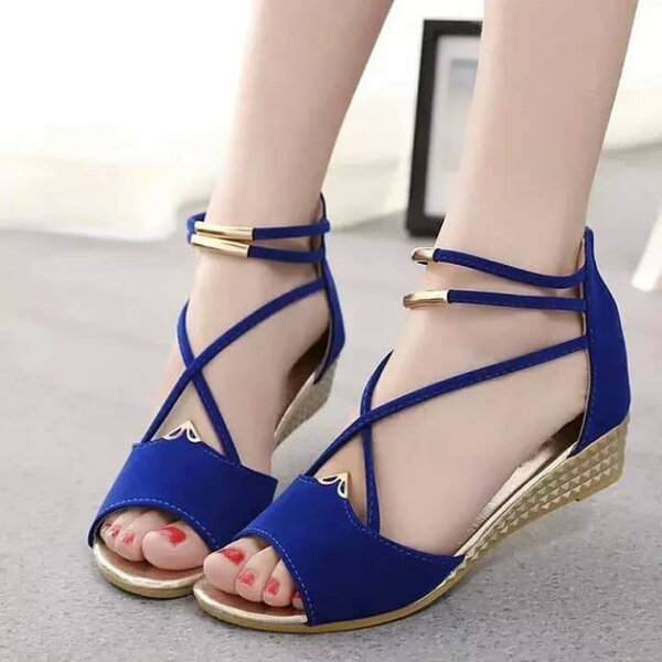 Sandales bleues à talons compensés