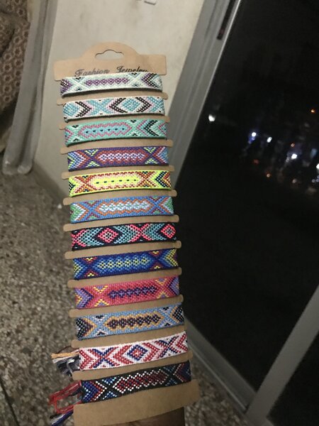 Bracelets tissés colorés