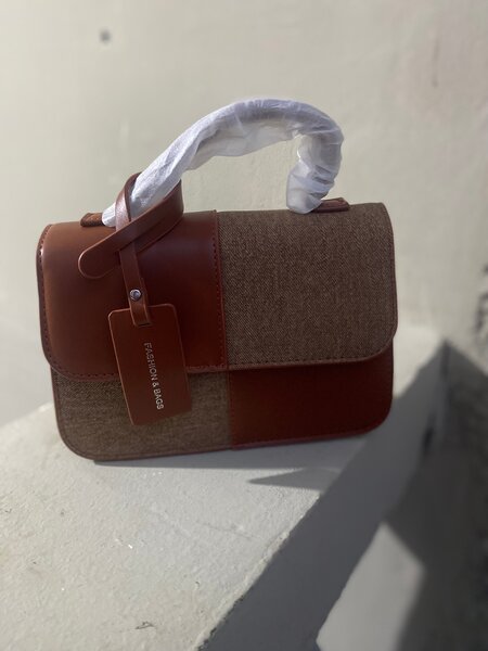 Sac à main élégant bicolore