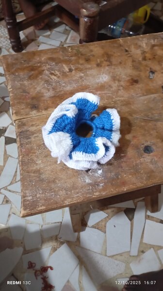 Chouchou en tricot bleu et blanc