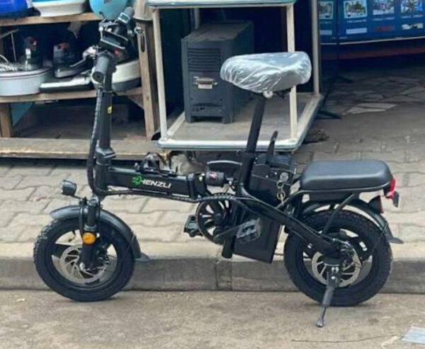 Vélo électrique pliant compact