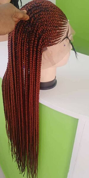 Perruque tressée en dentelle rouge