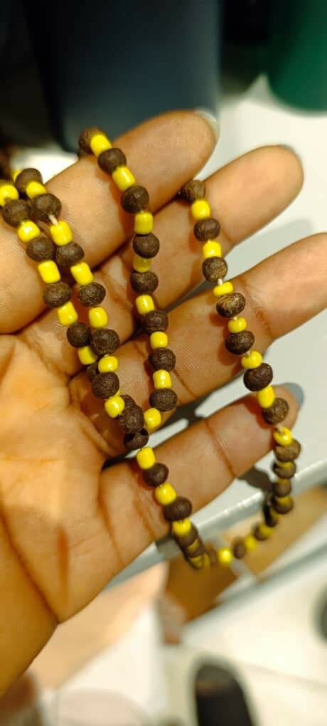 Collier perles en bois colorées