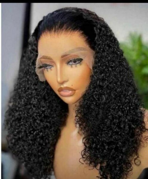 Perruque bouclée en dentelle