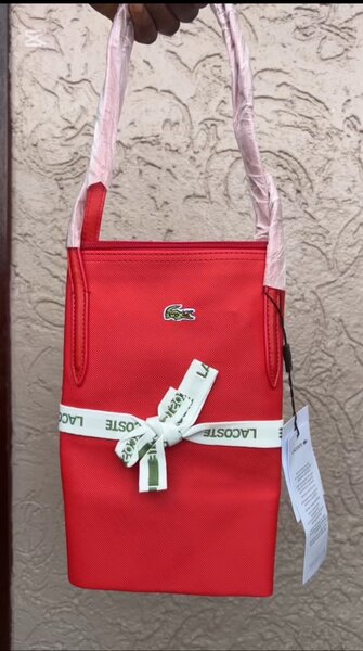 Sac lacoste rouge élégant