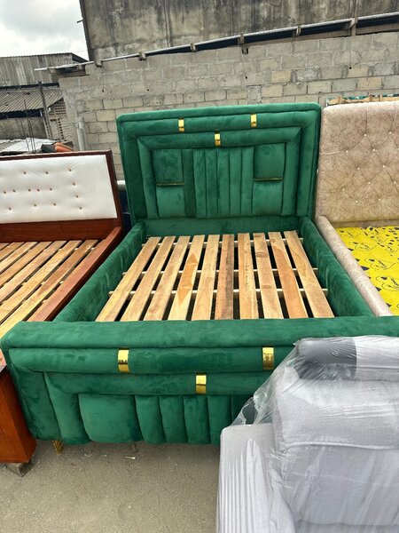 Cadre de Lit Moderne avec Tête Capitonnée