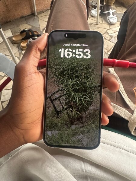 Smartphone avec derrière brisé