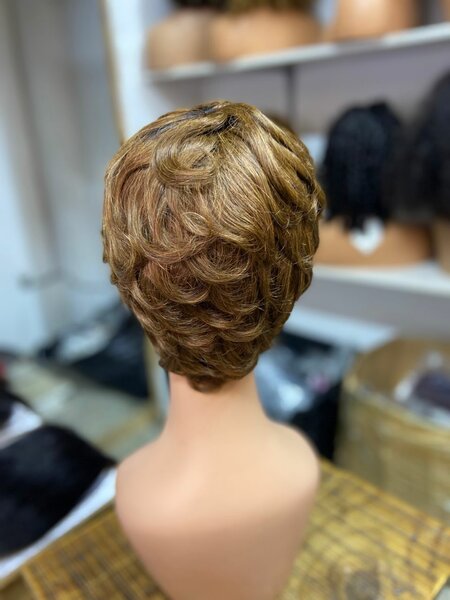 Perruque bouclée courte femme