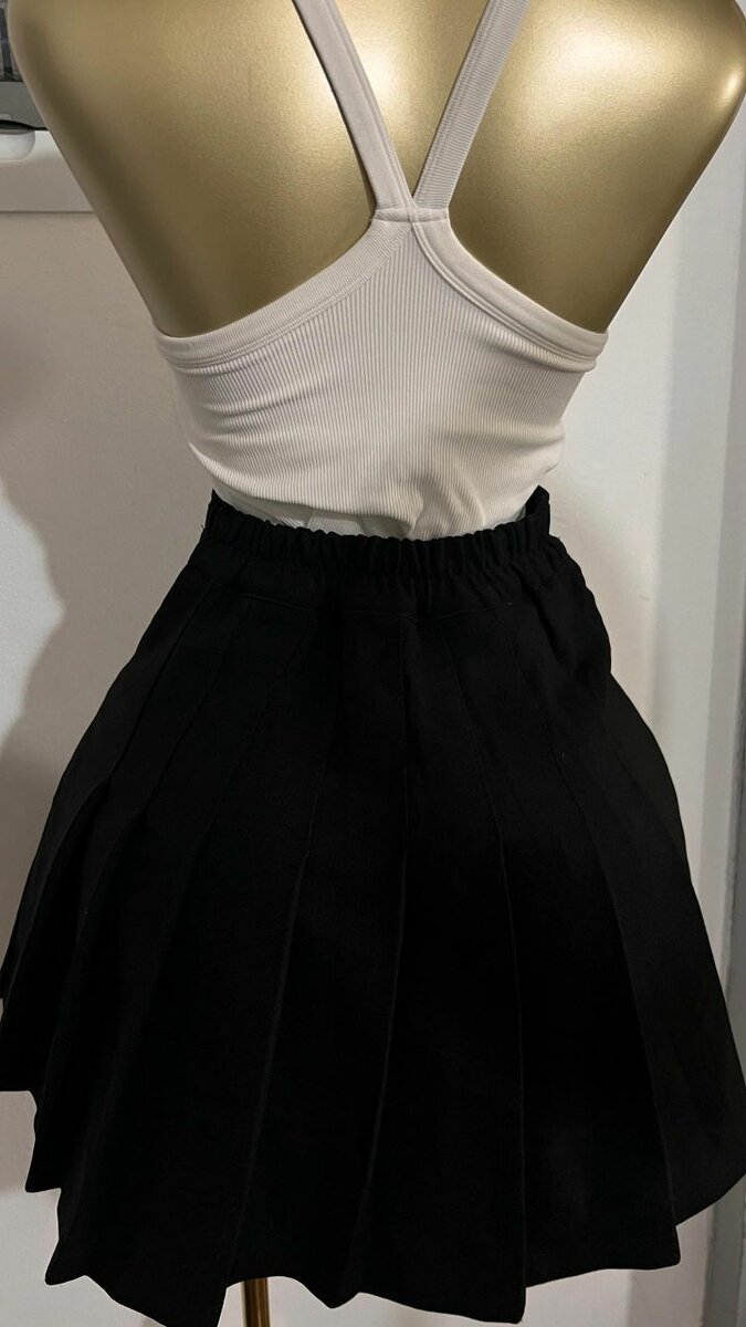 Robe Noire Élégante Plissée