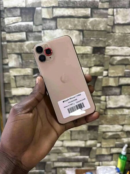 iPhone usagé avec écran fissuré