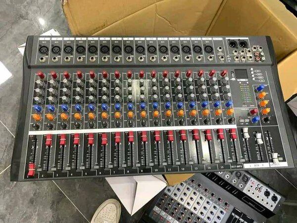 Table de mixage audio 12 canaux
