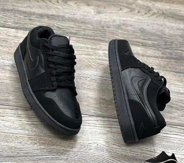J1 Low Triple Black