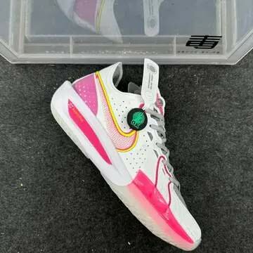 Baskets de sport blanches et roses