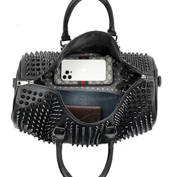 Sac de voyage clouté