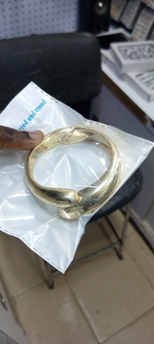 Bracelet en métal doré élégant