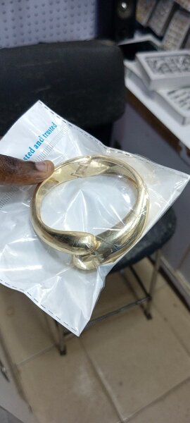 Bracelet en métal doré élégant