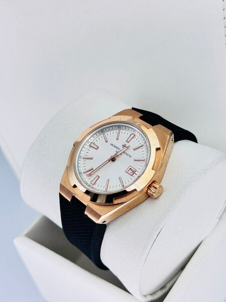 Montre de luxe en acier