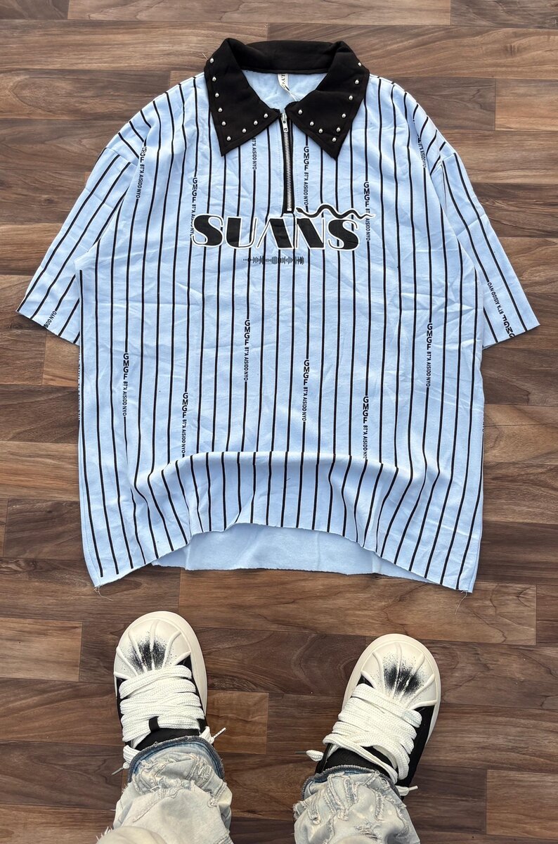 T-shirt à col clouté rayé