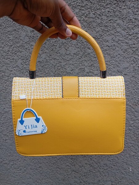 Sac à main jaune chic