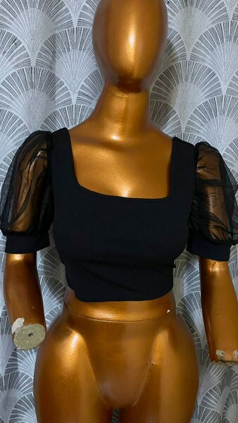 Top noir à manches transparentes