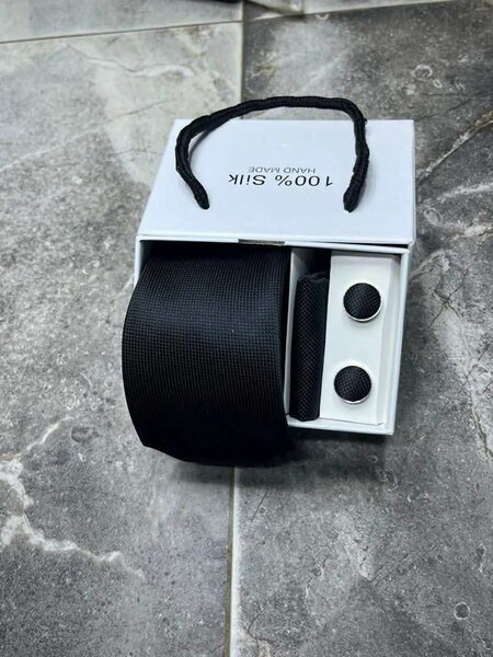 Cravate en soie noire élégante