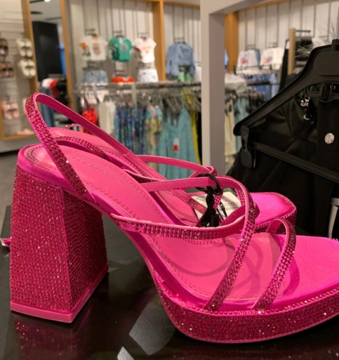 Sandales à talons brillantes