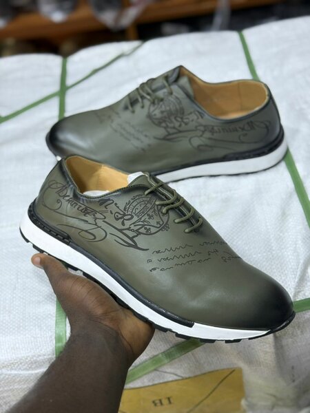 Baskets en cuir vert stylisé