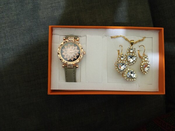 Montre élégante set bijoux