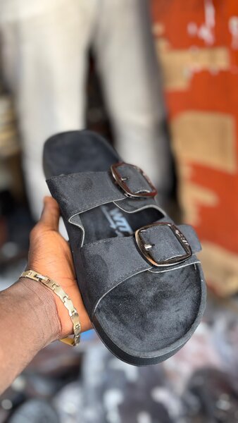 Sandales en daim à boucles