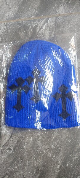 Bonnet en tricot bleu avec croix noires