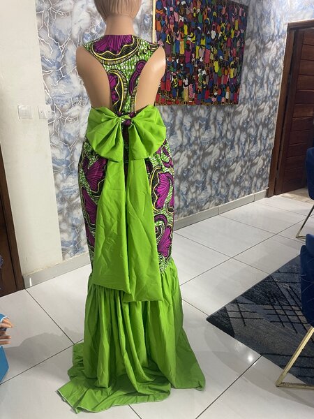 Robe élégante à dos ouvert avec grand nœud