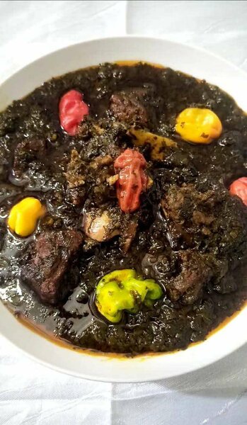 Plat de poissons grillés et sauce