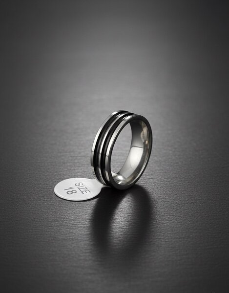 Bague en acier élégante