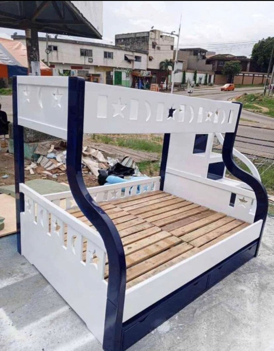 Lit enfant avec échelle intégrée