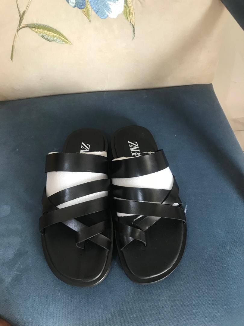 Sandales croisées noires élégantes