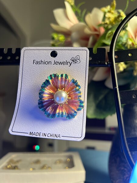 Broche élégante florale perle