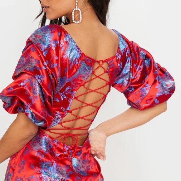 Robe satinée à manches bouffantes