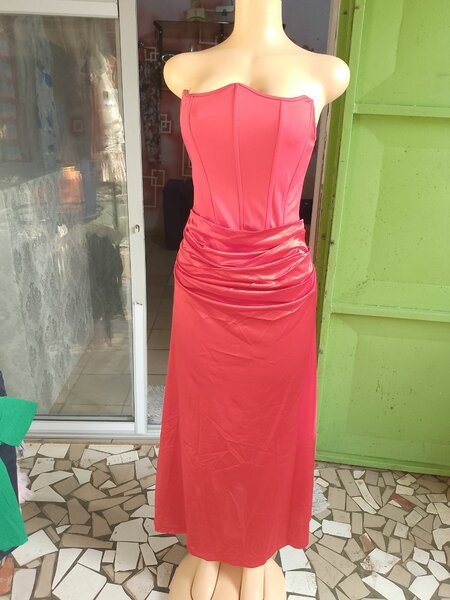 Robe rouge élégante pour femmes