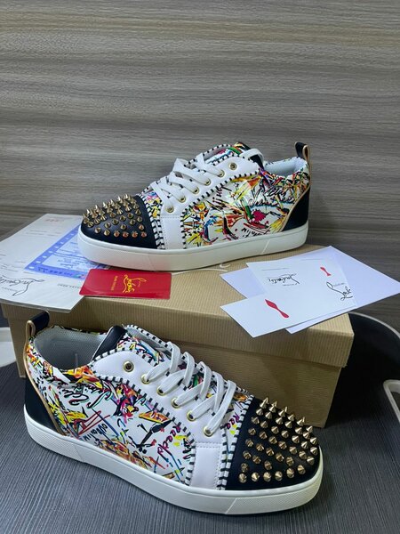 Baskets cloutées colorées