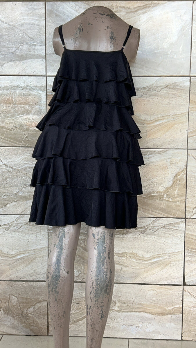 Robe à volants noire élégante