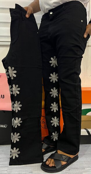 Jeans noirs à fleurs