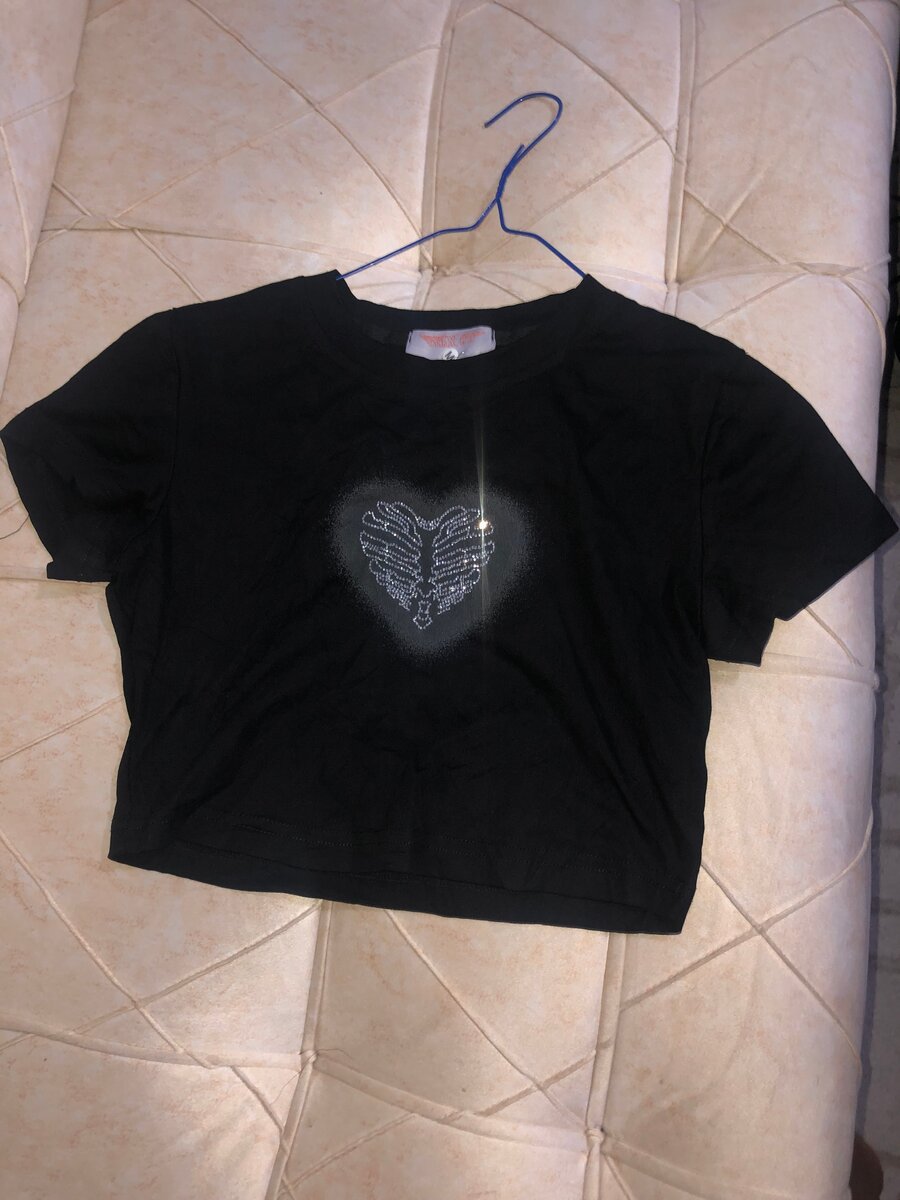 T-shirt noire à motif cœur