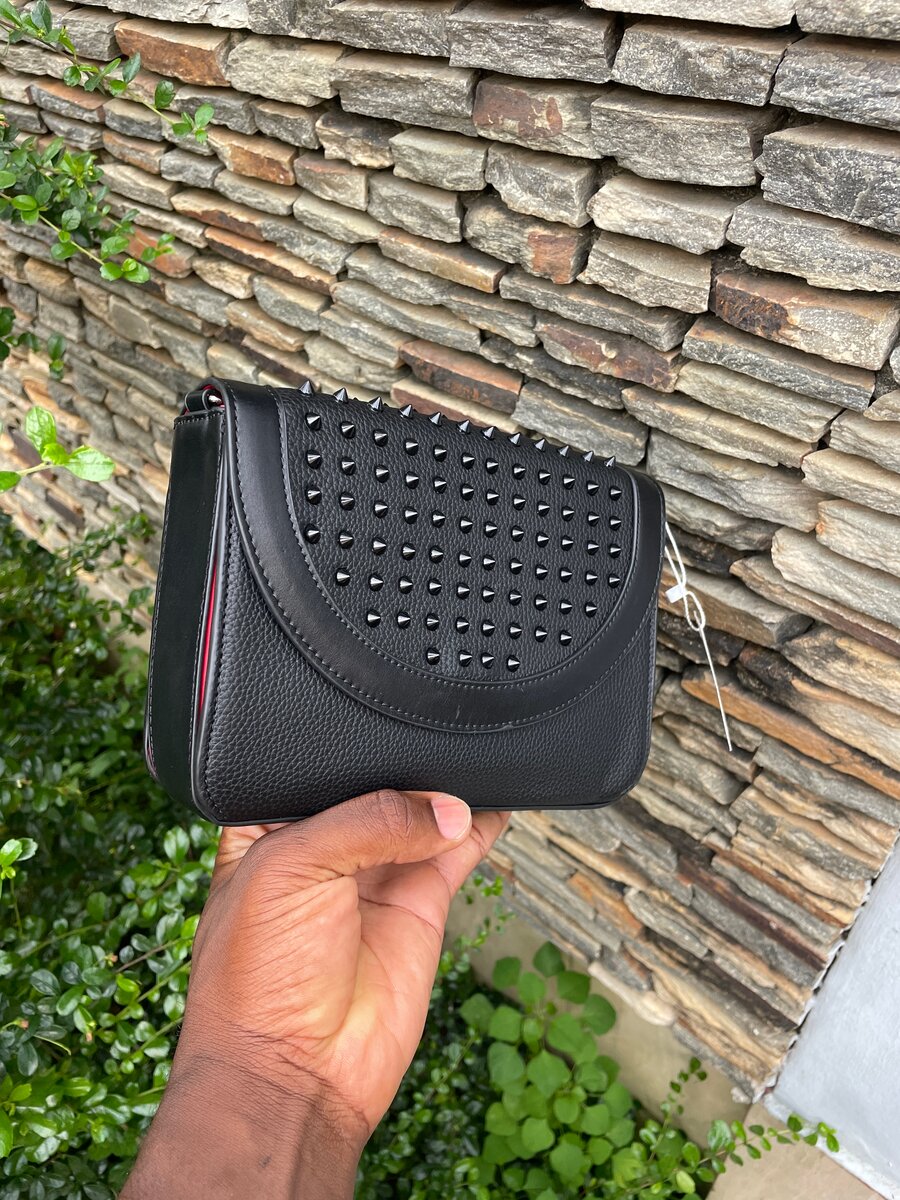 Sac bandoulière clouté noir élégant