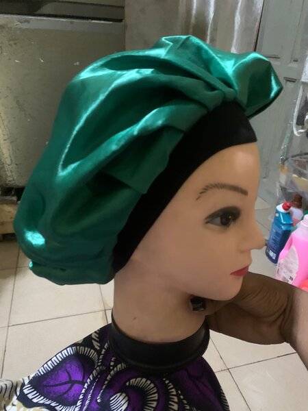 Bonnet en satin vert