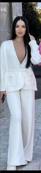 Белый брючной костюм