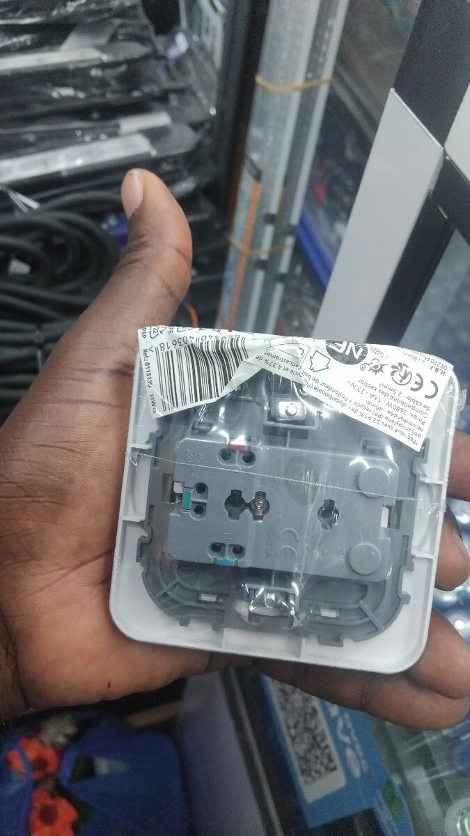 Prise murale double moderne