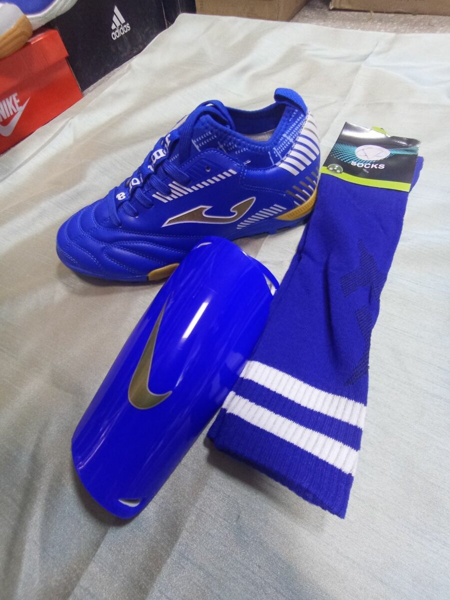 Футбольные сороконожки, бутсы футбольные