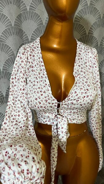 Blouse florale nouée
