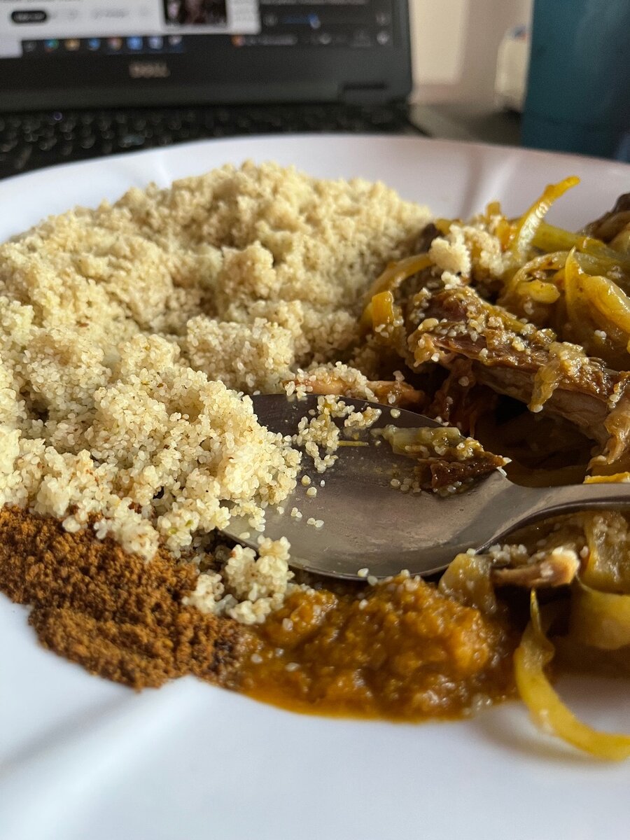 Fonio + un poulet fumé entier